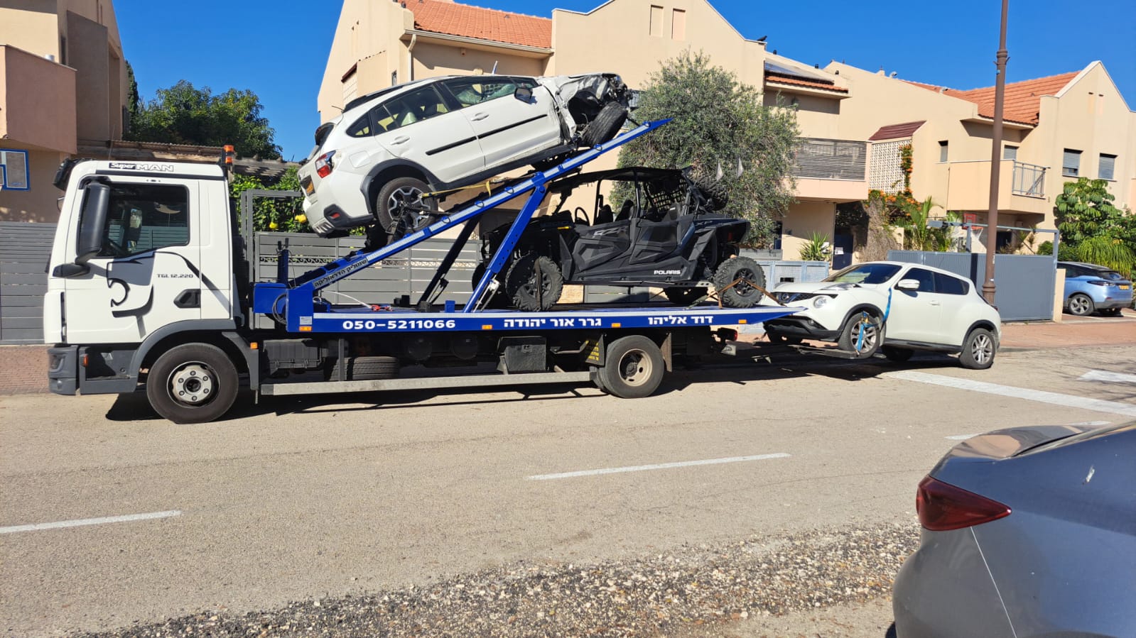 גרר דוד אליהו עם רכבים על המשאית